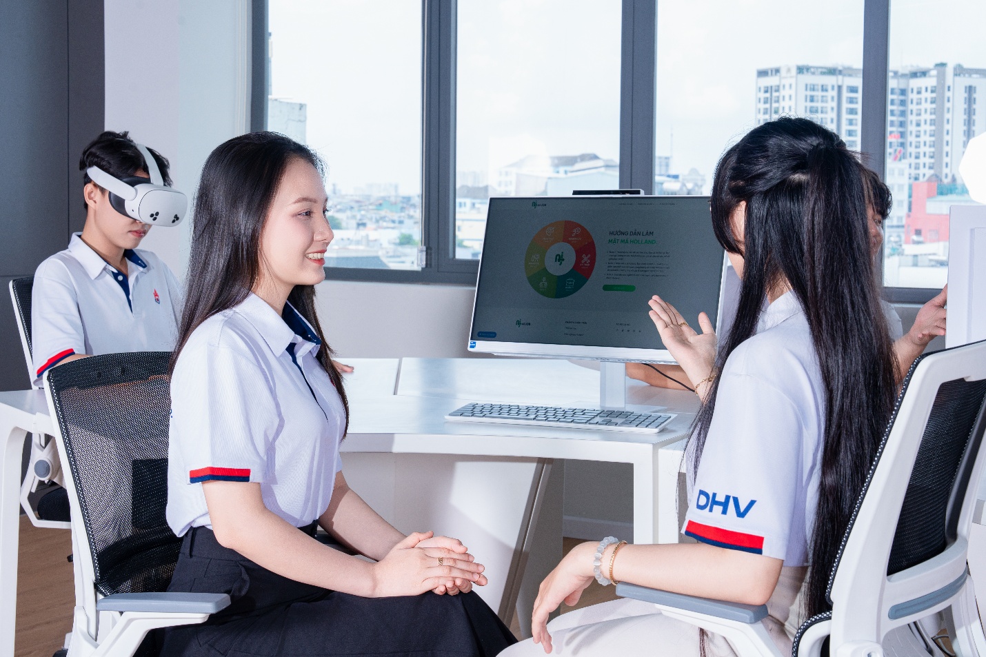 Trường Đại học Hùng Vương TP.HCM mở xét tuyển bổ sung: Cơ hội cuối cho 2K7 chạm tới giảng đường mơ ước- Ảnh 3.