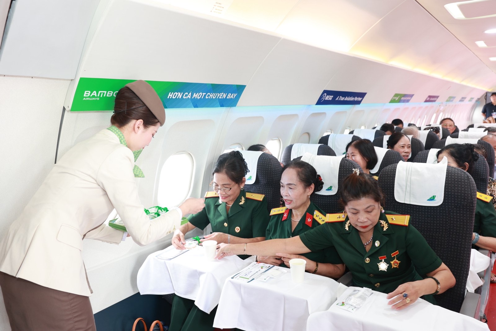 Hàng ngàn lượt khách ghé thăm không gian trưng bày của Bamboo Airways trong ngày đầu Triển lãm Thành tựu Đất nước- Ảnh 3.