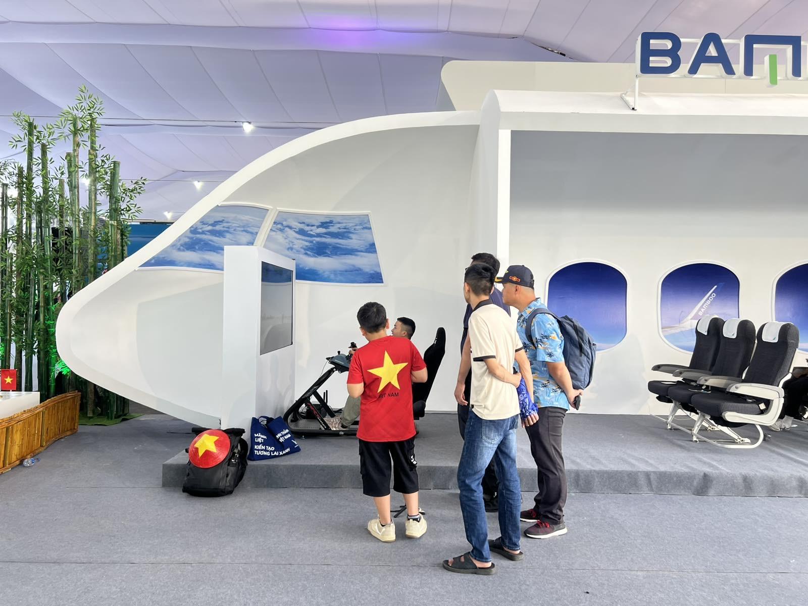 Hàng ngàn lượt khách ghé thăm không gian trưng bày của Bamboo Airways trong ngày đầu Triển lãm Thành tựu Đất nước- Ảnh 4.