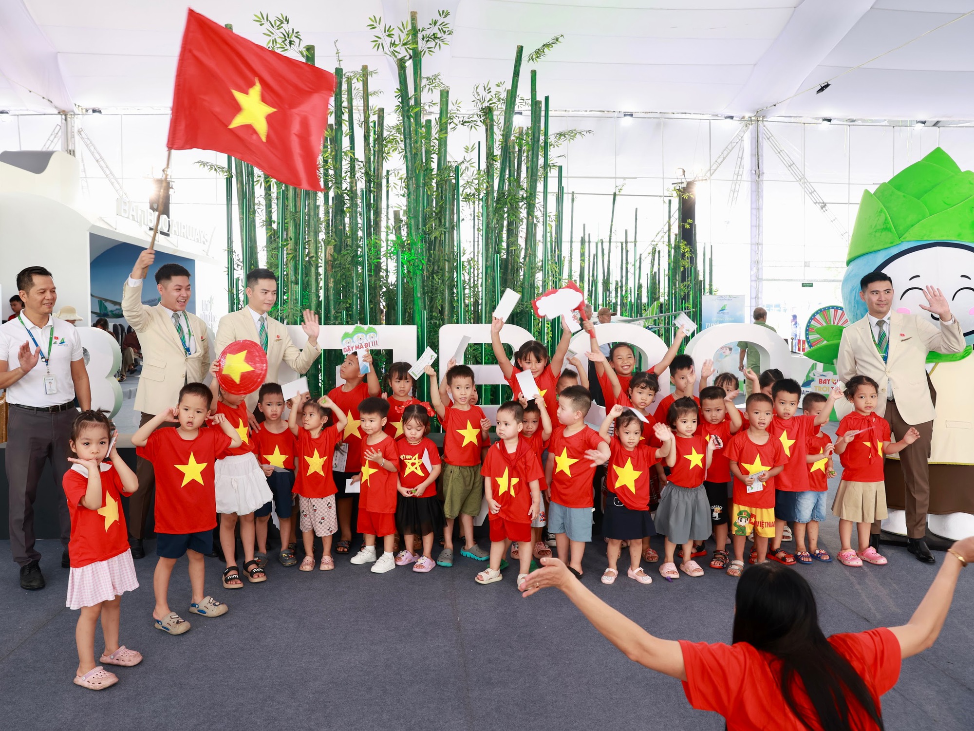 Hàng ngàn lượt khách ghé thăm không gian trưng bày của Bamboo Airways trong ngày đầu Triển lãm Thành tựu Đất nước- Ảnh 5.