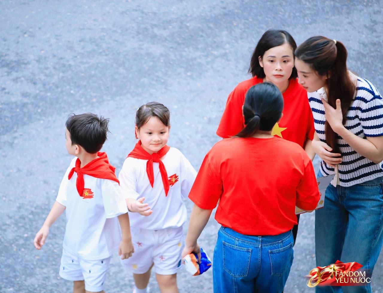 Đỗ Mỹ Linh nổi bần bật giữa dòng người xem A80, gây chú ý khi dắt theo 3 