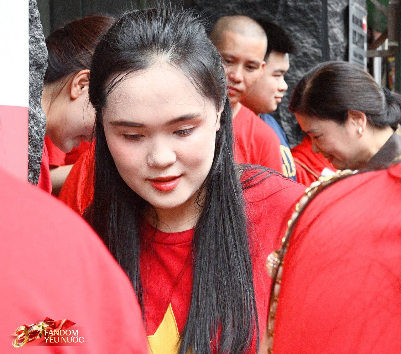 Vợ Duy Mạnh gây sốt với khoảnh khắc dựa dẫm vào mẹ - phu nhân cựu Chủ tịch CLB Sài Gòn khi xem A80- Ảnh 3.