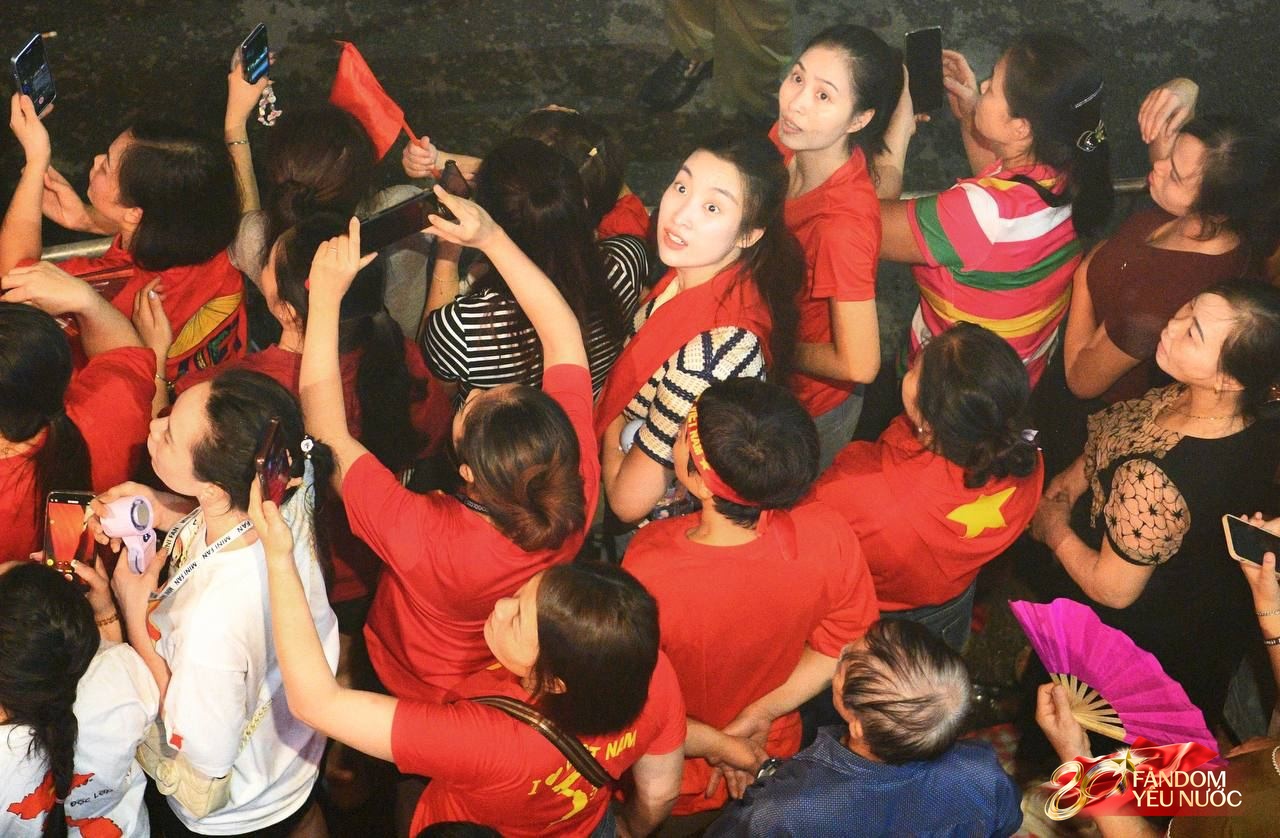 Đỗ Mỹ Linh nổi bần bật giữa dòng người xem A80, gây chú ý khi dắt theo 3 