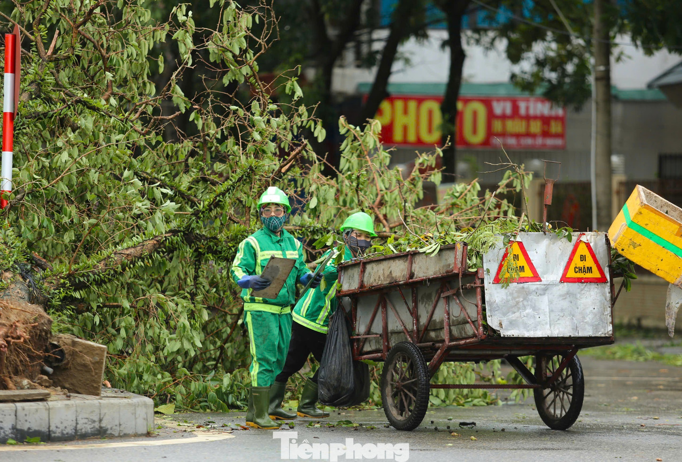 Công nhân môi trường dọn hơn 2.000 tấn rác/ngày sau bão- Ảnh 3.