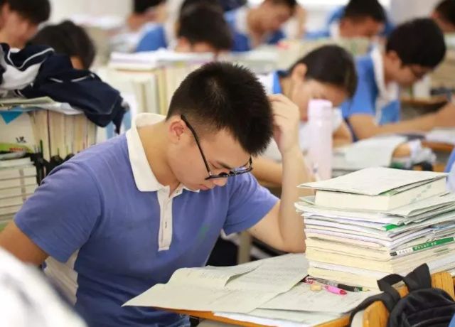 Đỗ đại học danh tiếng được gia đình mở tiệc ăn mừng, mấy ngày sau nam sinh liền đòi thi lại, thừa nhận: "Trường rất tốt nhưng con thấy hụt hẫng"- Ảnh 2. Đỗ đại học danh tiếng được gia đình mở tiệc ăn mừng, mấy ngày sau nam sinh liền đòi thi lại, thừa nhận: "Trường rất tốt nhưng con thấy hụt hẫng"- Ảnh 2.