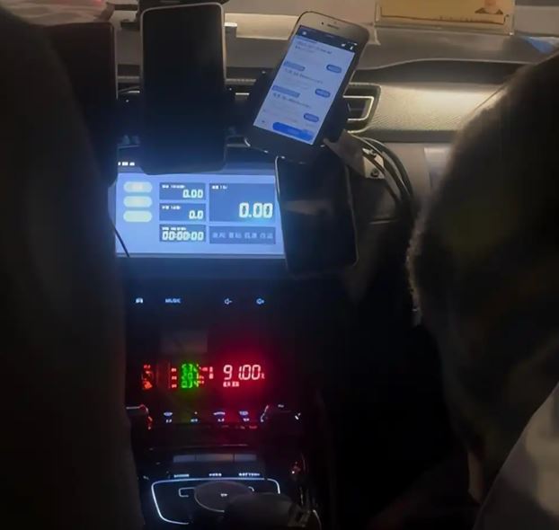 Hành khách đi taxi hết 36k, nhưng chuyển khoản nhầm 500 triệu đồng: Tài xế lập tức báo cảnh sát, hành động sau đó khiến ai cũng kinh ngạc- Ảnh 1.