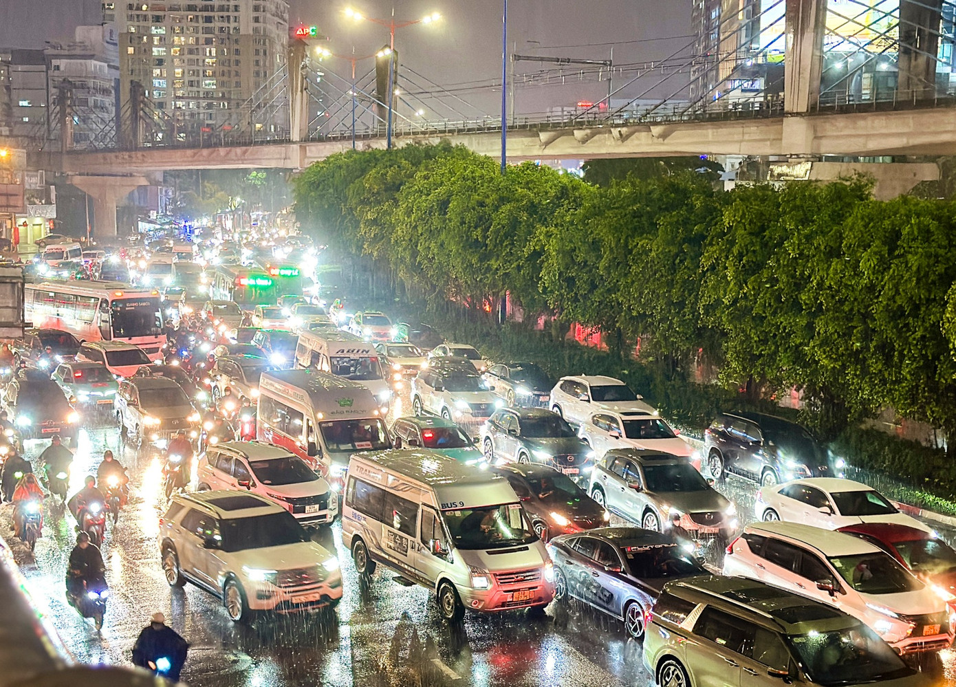 Kẹt xe kinh hoàng ở TPHCM sau mưa lớn- Ảnh 1. Kẹt xe kinh hoàng ở TPHCM sau mưa lớn- Ảnh 1.