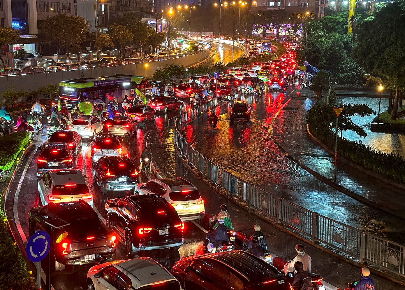 Kẹt xe kinh hoàng ở TPHCM sau mưa lớn- Ảnh 6. Kẹt xe kinh hoàng ở TPHCM sau mưa lớn- Ảnh 6.