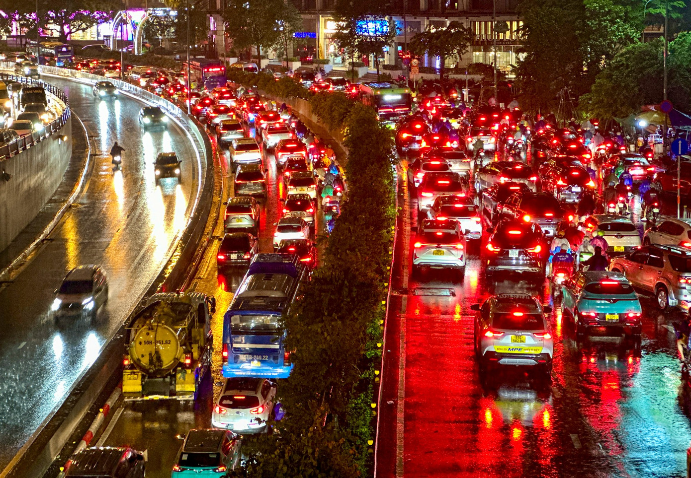 Kẹt xe kinh hoàng ở TPHCM sau mưa lớn- Ảnh 7. Kẹt xe kinh hoàng ở TPHCM sau mưa lớn- Ảnh 7.