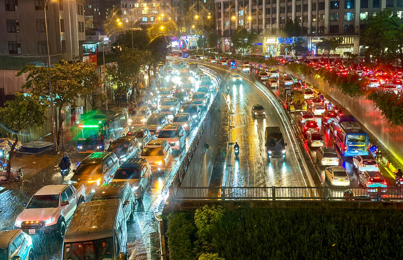 Kẹt xe kinh hoàng ở TPHCM sau mưa lớn- Ảnh 8. Kẹt xe kinh hoàng ở TPHCM sau mưa lớn- Ảnh 8.