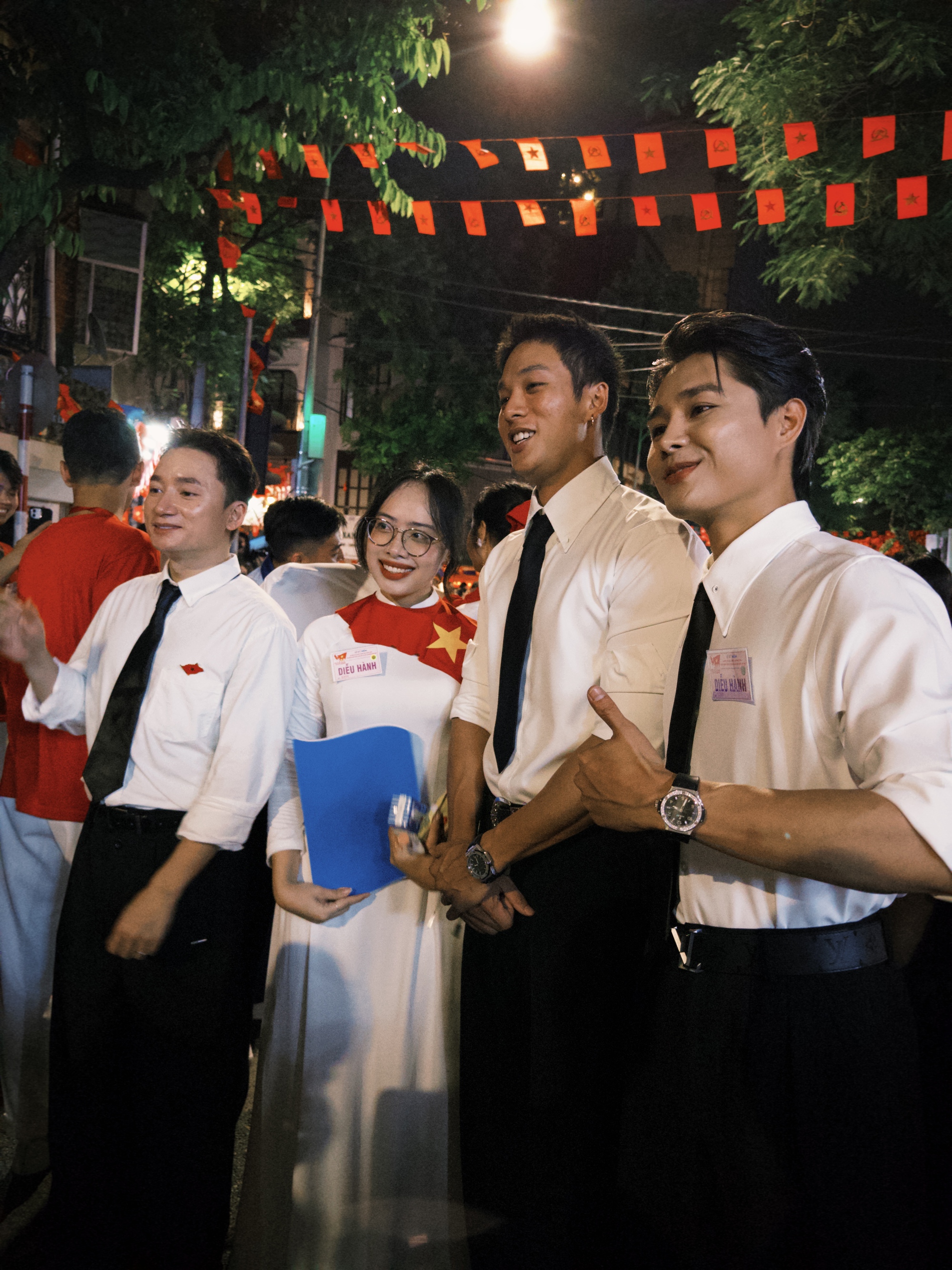 Dàn nghệ sĩ tươi rói tại Tổng duyệt diễu hành 2/9: MONO và Hoà Minzy được người dân vây kín, nữ diễn viên là Thượng uý công an gây sốt!- Ảnh 24.