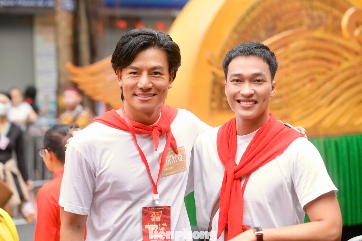 Nghệ sĩ Việt rộ trào lưu thời trang yêu nước- Ảnh 12.