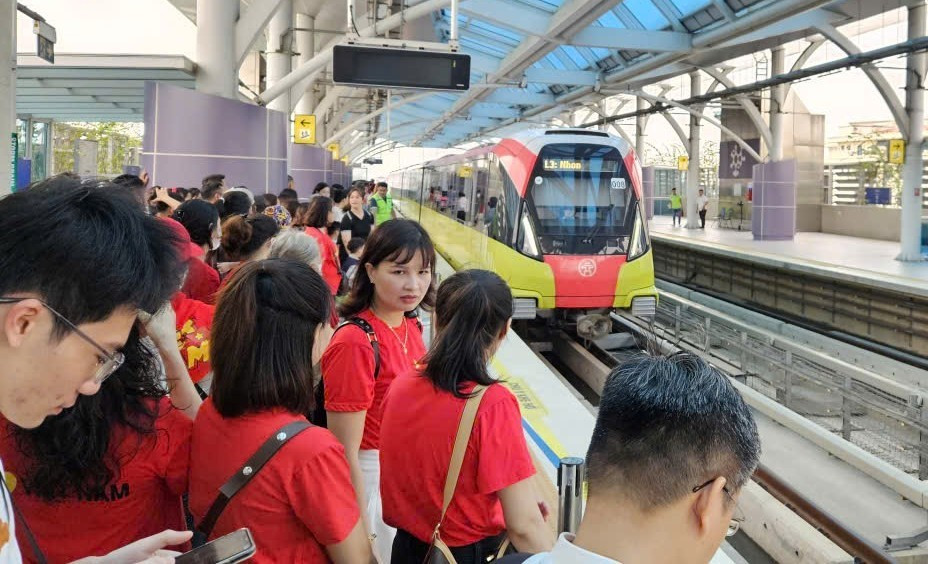Tàu điện Hà Nội chạy xuyên đêm phục vụ khách dịp Lễ Quốc khánh- Ảnh 1.