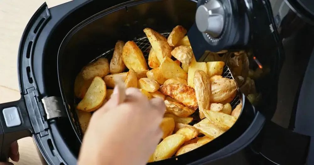99% người không biết 5 điều này khi dùng nồi chiên không dầu, đặc biệt số 4 sẽ khiến bạn chột dạ!- Ảnh 1.