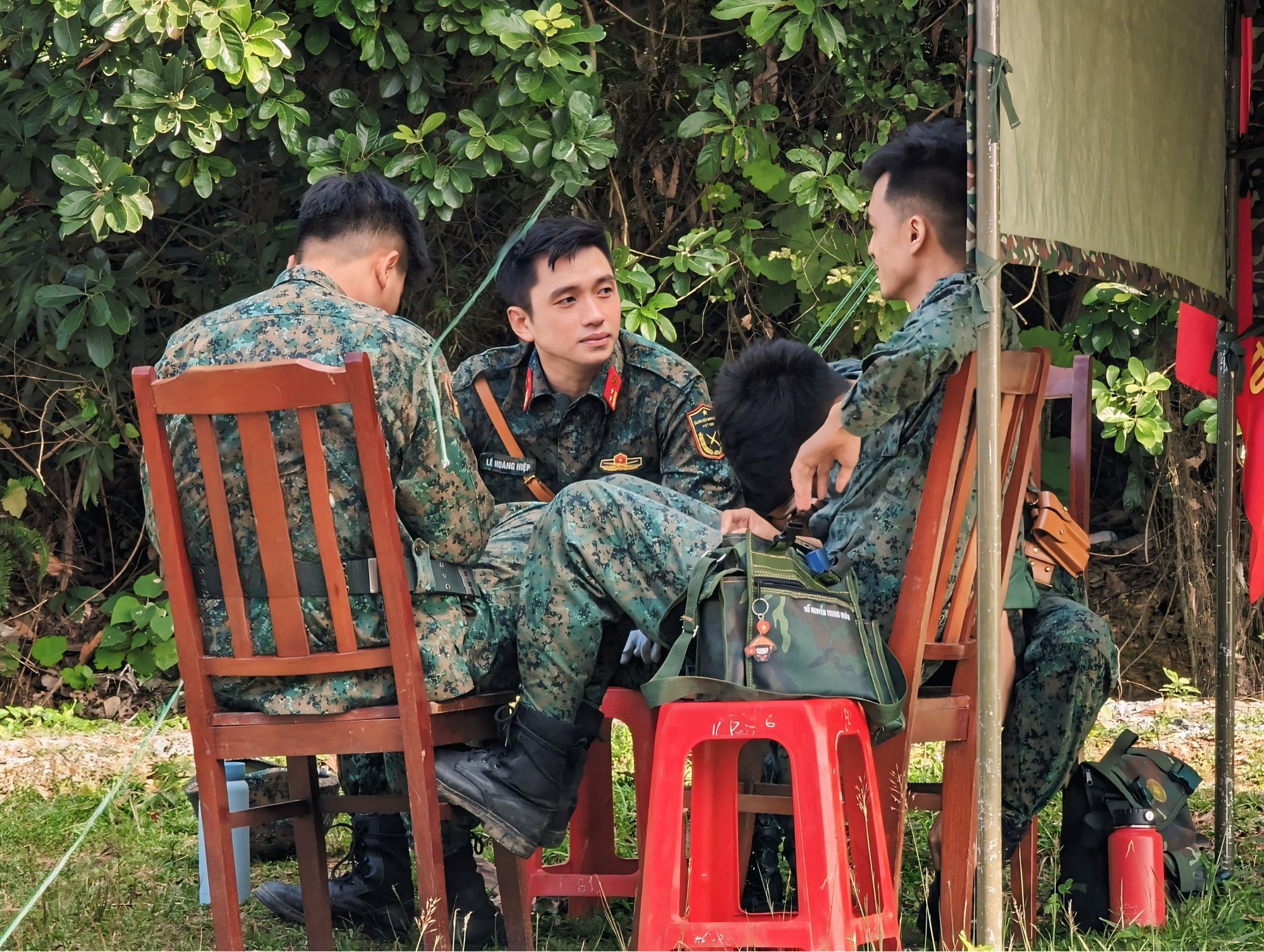Thượng uý Lê Hoàng Hiệp được đồng đội 