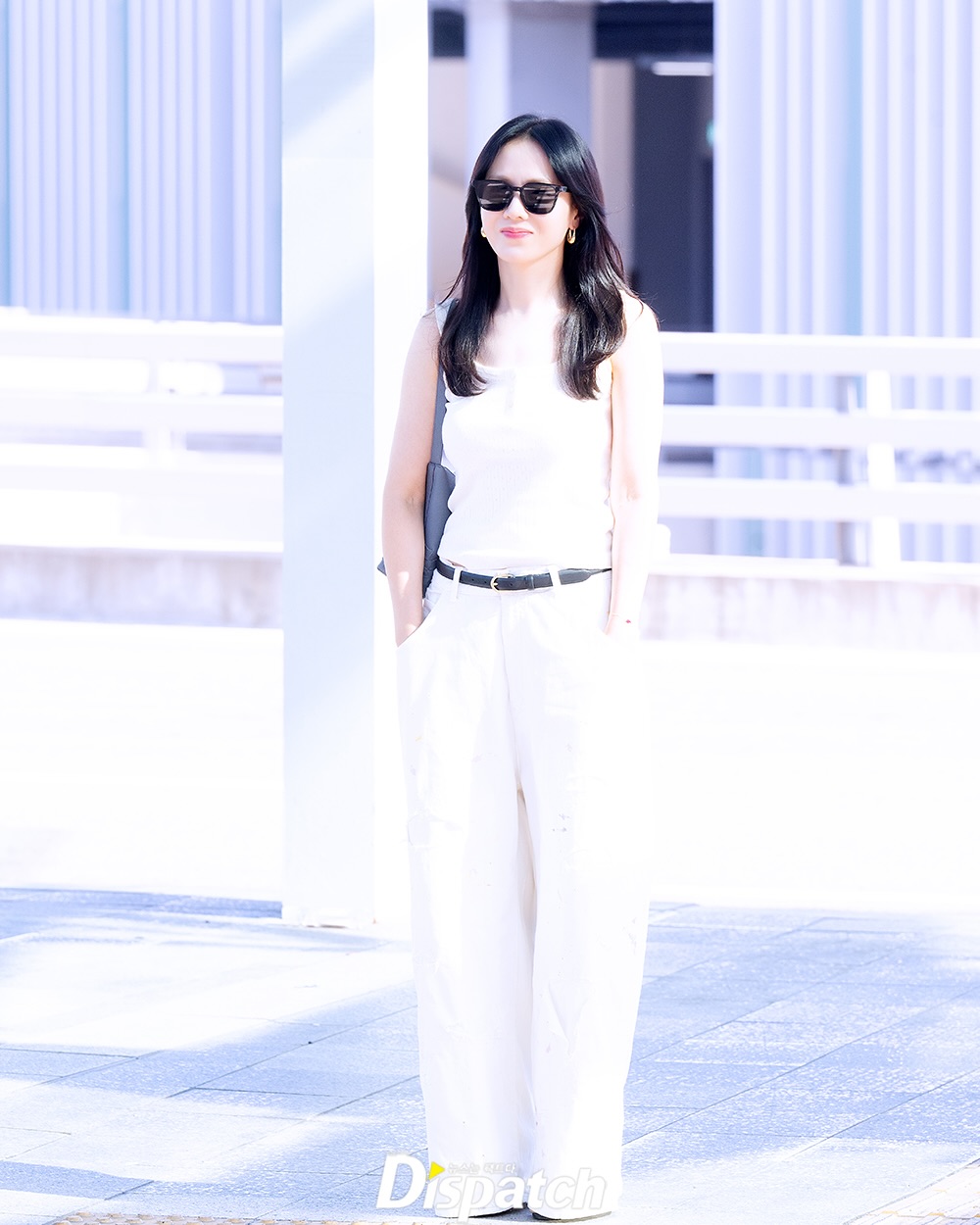 Son Ye Jin toàn mặc đồ siêu đơn giản ra sân bay, nhưng kỳ lạ là luôn đẹp và chuẩn mốt- Ảnh 2.