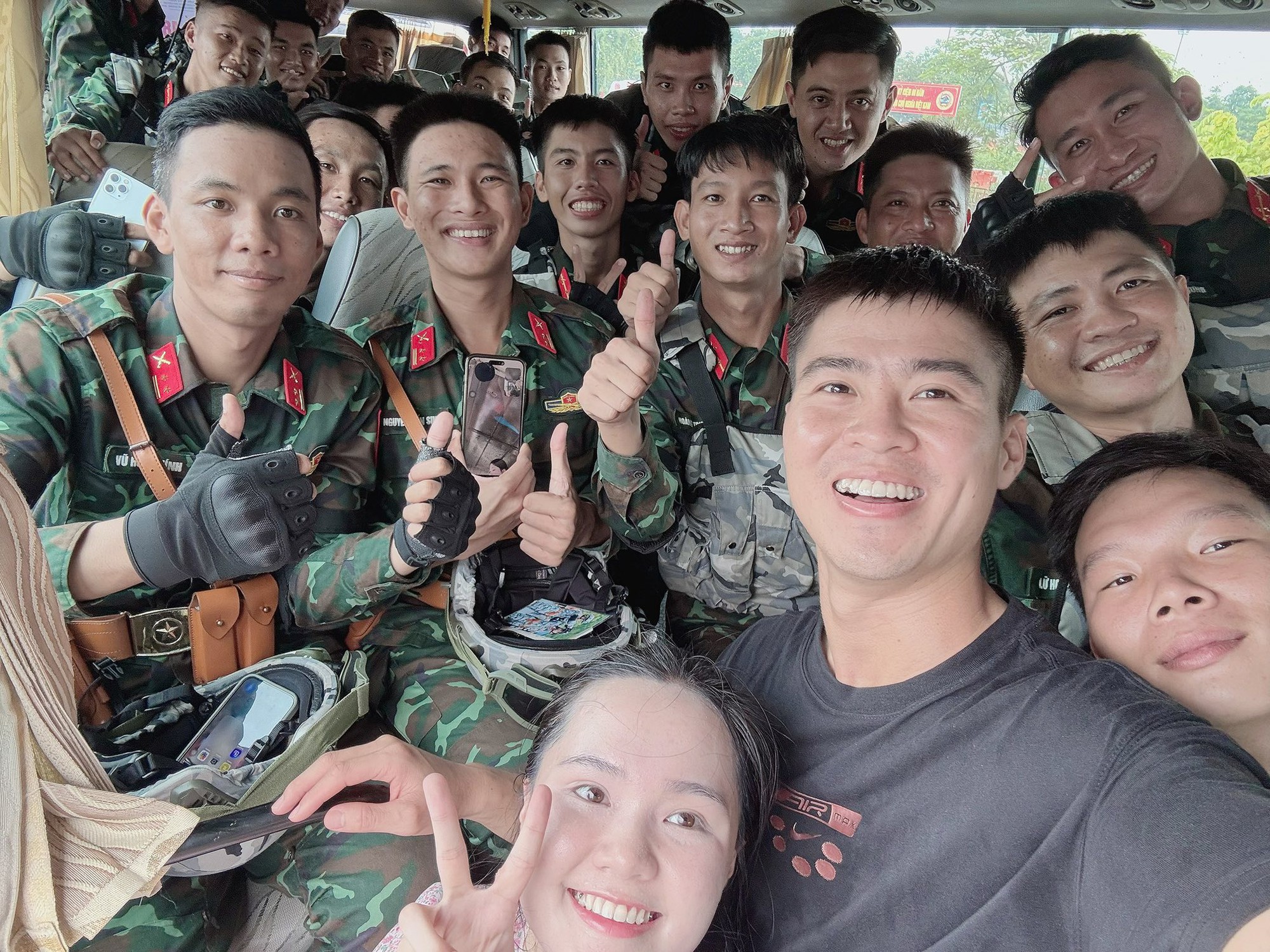 Tiểu thư Quỳnh Anh lên đồ như công chúa cùng Duy Mạnh đi đu chiến sĩ 80, khoe ảnh 