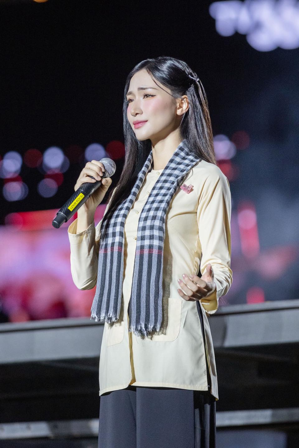 Hòa Minzy thẳng thắn đáp trả khi bị yêu cầu ngưng hát nhạc đỏ- Ảnh 1.