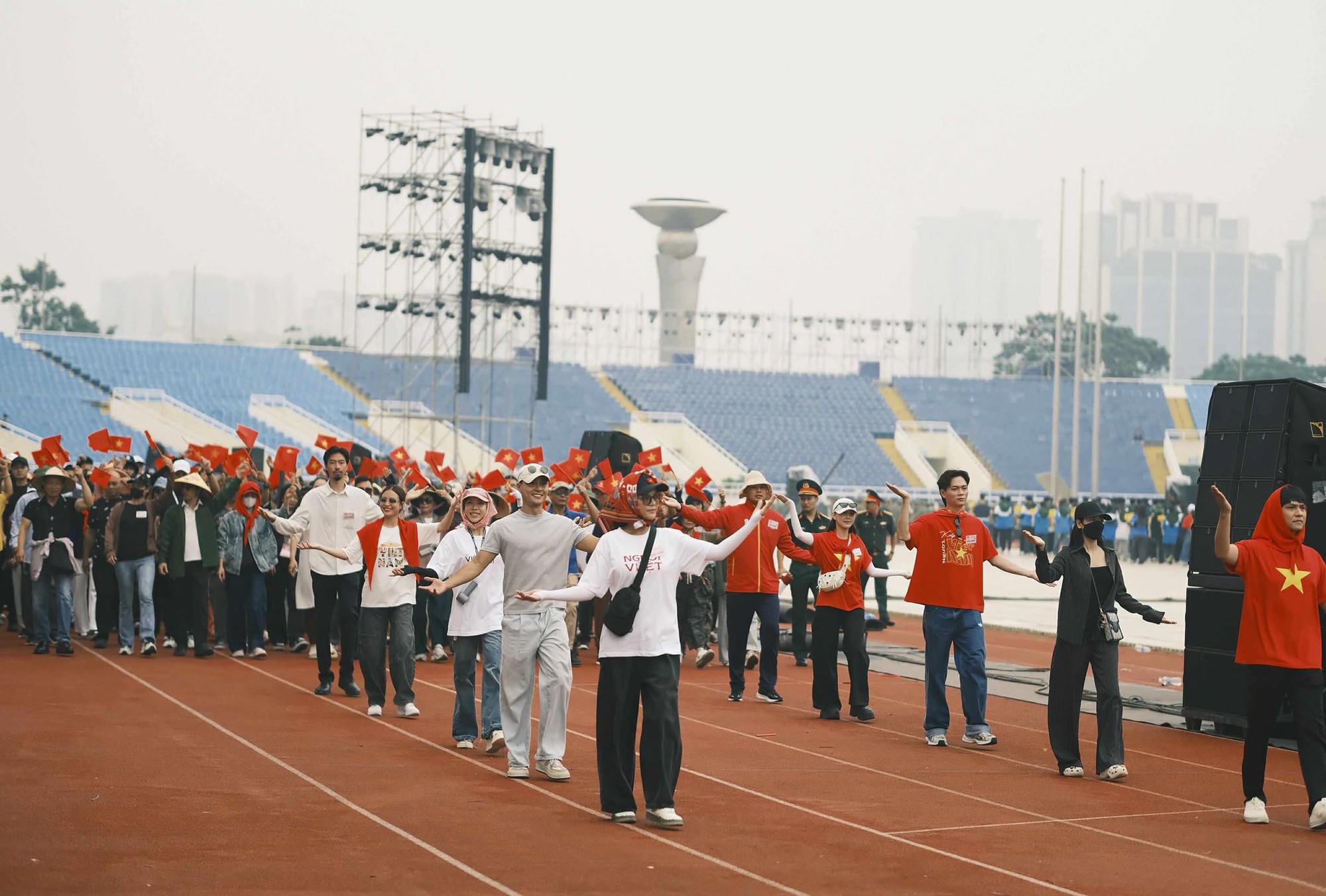 Đen Vâu - Hoàng Thuỳ Linh cười tươi rói, cùng dàn sao tập luyện diễu hành sáng 29/8 tại SVĐ Mỹ Đình- Ảnh 2. Đen Vâu - Hoàng Thuỳ Linh cười tươi rói, cùng dàn sao tập luyện diễu hành sáng 29/8 tại SVĐ Mỹ Đình- Ảnh 2.