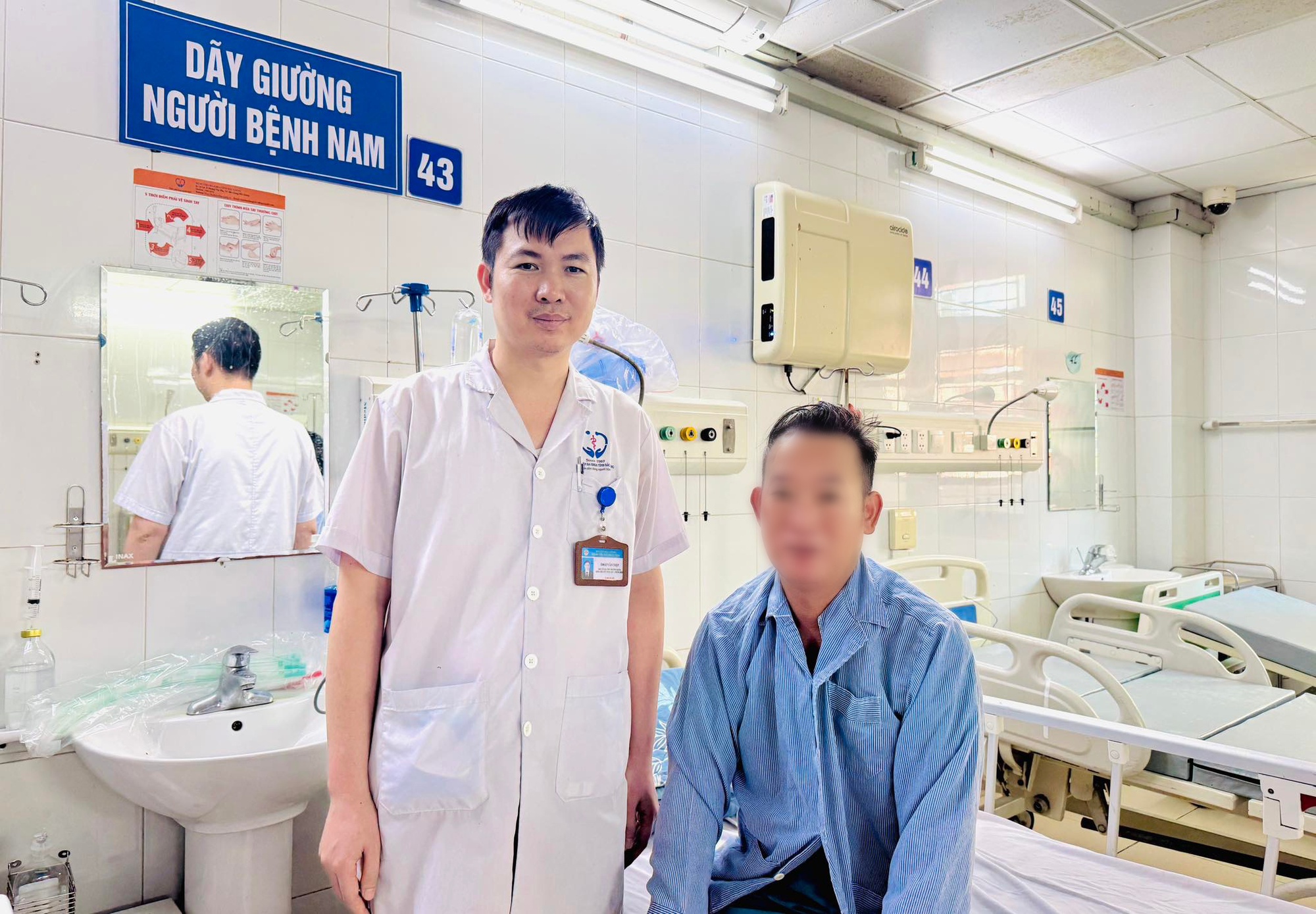 Người đàn ông 44 tuổi tím tái toàn thân sau khi ăn thủ lợn luộc chưa chín kỹ- Ảnh 1.