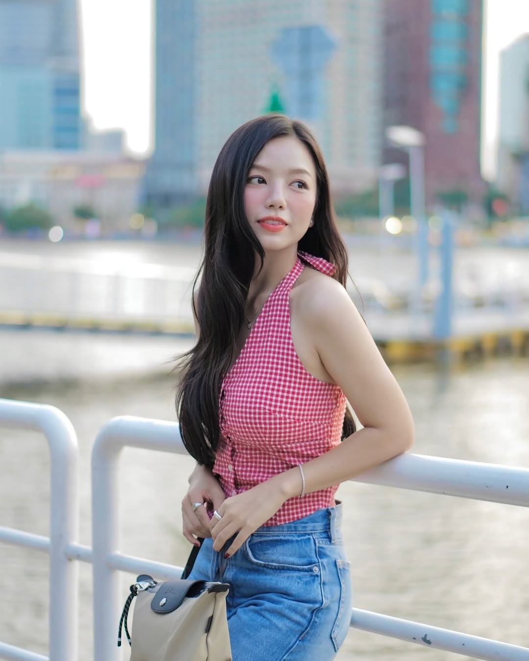 Mỹ nhân Mưa Đỏ hát chơi chơi ca khúc hot nhất 2/9 mà được khen tới tấp, visual trời sinh một cặp với nam chính- Ảnh 4.