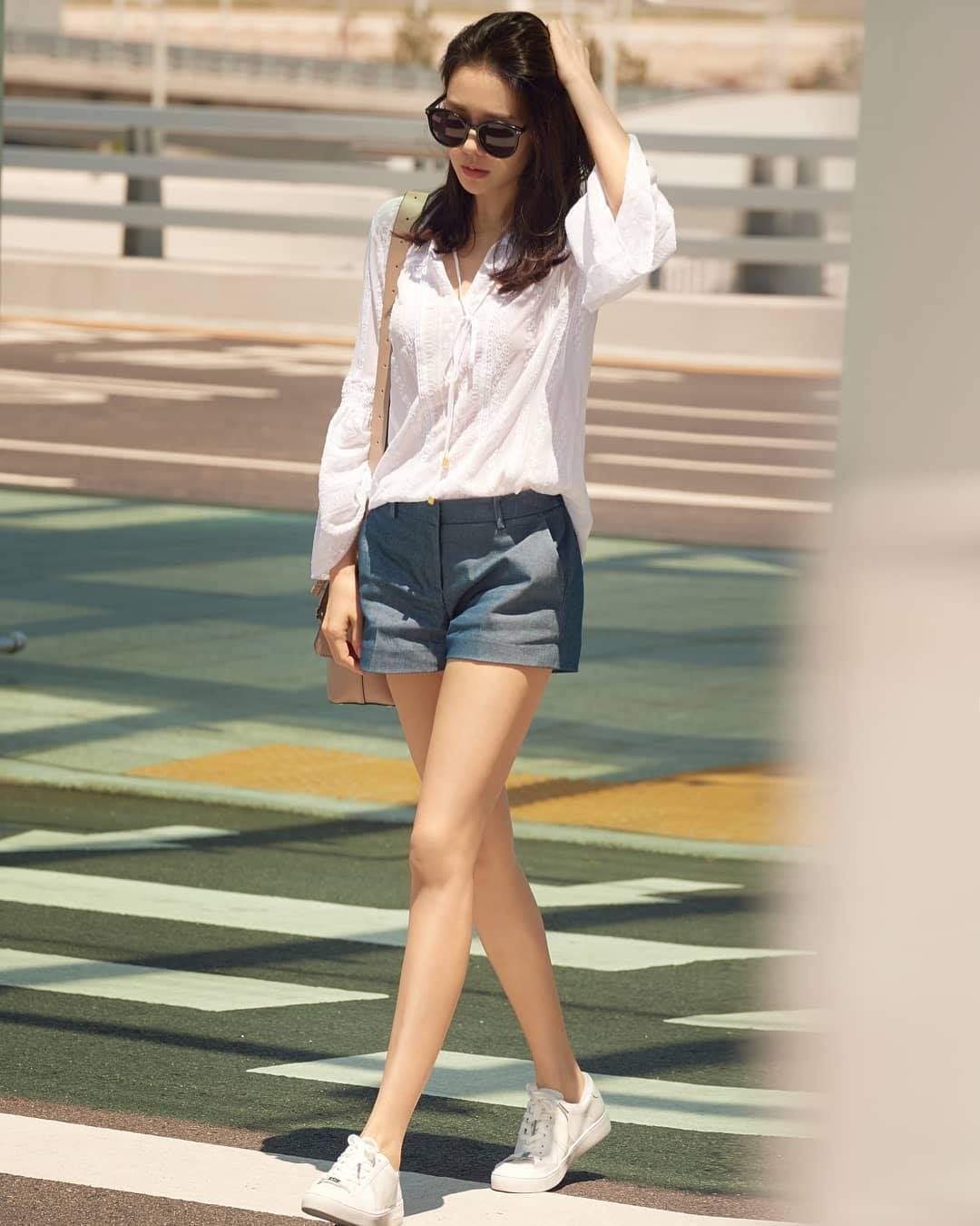 Son Ye Jin toàn mặc đồ siêu đơn giản ra sân bay, nhưng kỳ lạ là luôn đẹp và chuẩn mốt- Ảnh 6.