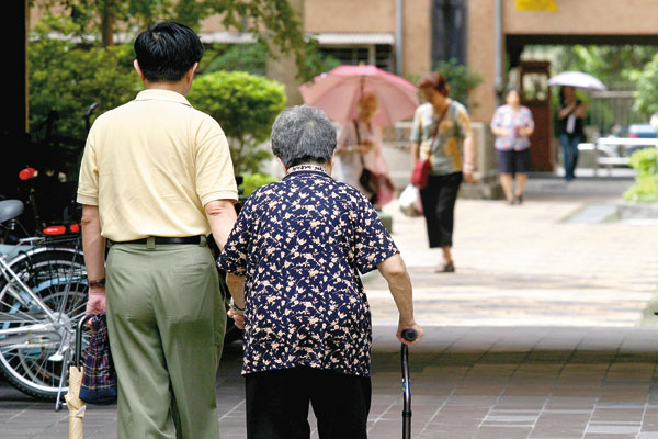Sau 50 tuổi, tôi mới hiểu: Muốn con ngoan, cha mẹ tốt nhất phải "hư"!- Ảnh 1.