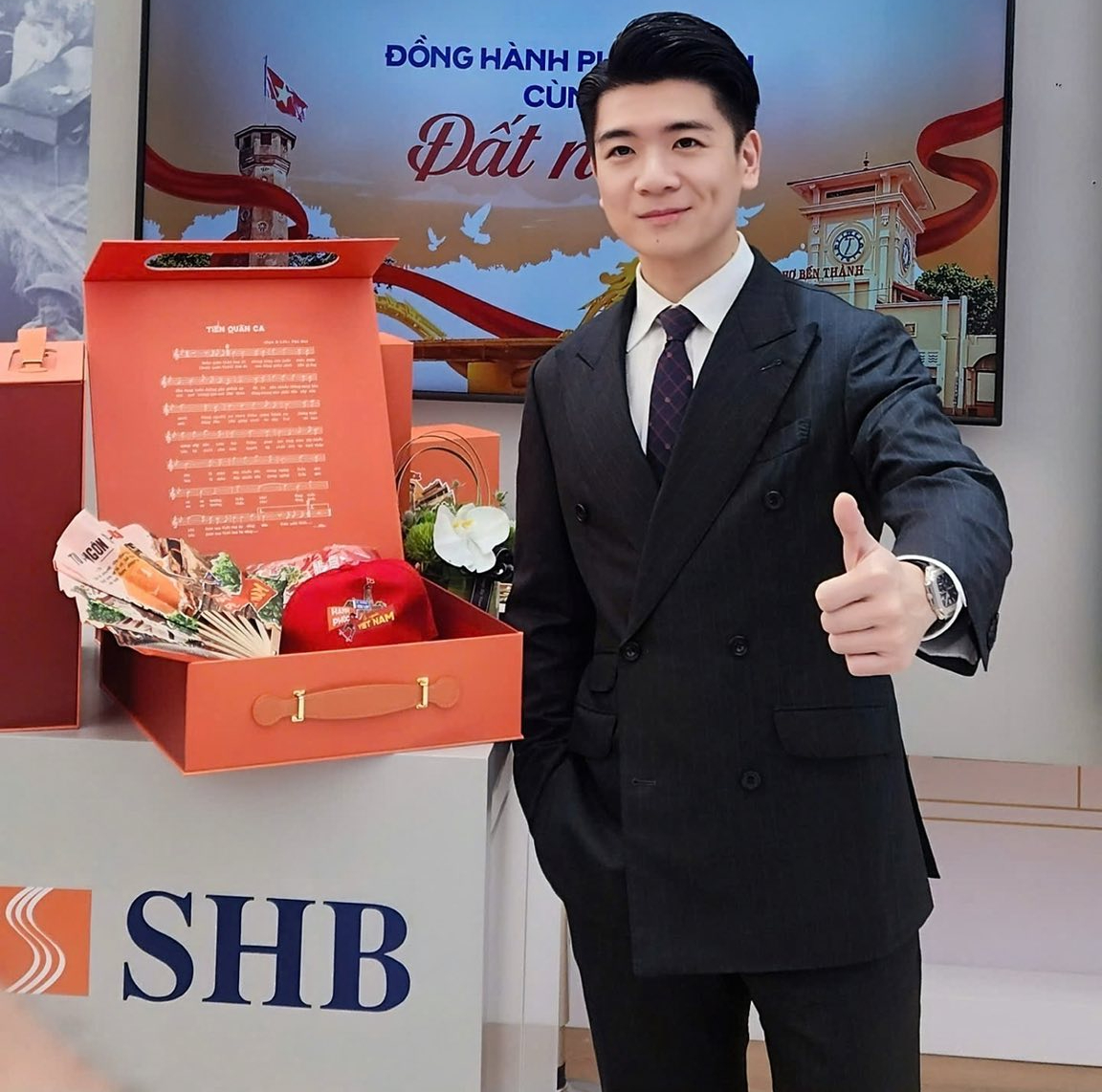 Bố đơn thân nghìn tỷ nhà bầu Hiển khoe visual sáng bừng, chiếm spotlight khi thăm quan triển lãm hot nhất tháng 8- Ảnh 2.