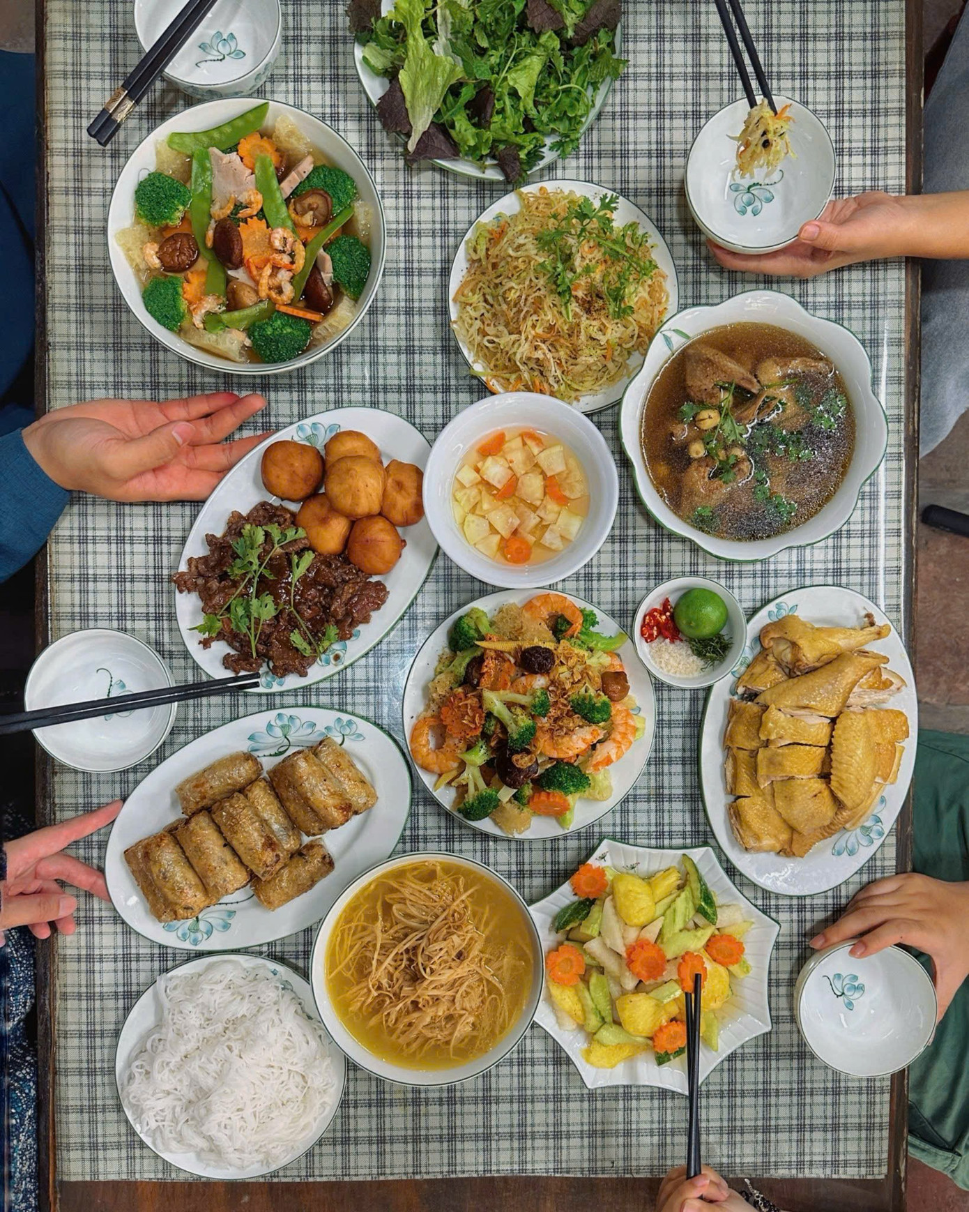 Đến Bát Tràng ăn 'cỗ quốc gia'- Ảnh 4.
