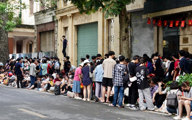 Hàng nghìn người chờ xuyên đêm, xếp hàng cả dãy phố trước cổng Nhà Hát Lớn - chuyện gì đây?- Ảnh 4. Hàng nghìn người chờ xuyên đêm, xếp hàng cả dãy phố trước cổng Nhà Hát Lớn - chuyện gì đây?- Ảnh 4.