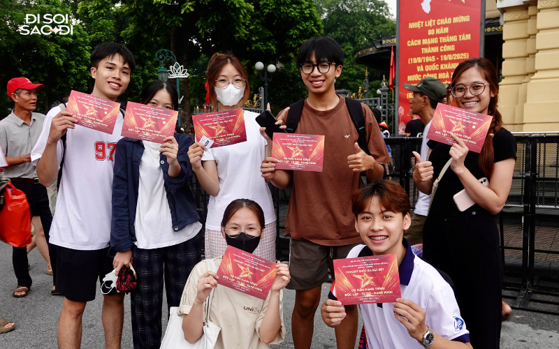 Hàng nghìn người chờ xuyên đêm, xếp hàng cả dãy phố trước cổng Nhà Hát Lớn - chuyện gì đây?- Ảnh 7. Hàng nghìn người chờ xuyên đêm, xếp hàng cả dãy phố trước cổng Nhà Hát Lớn - chuyện gì đây?- Ảnh 7.