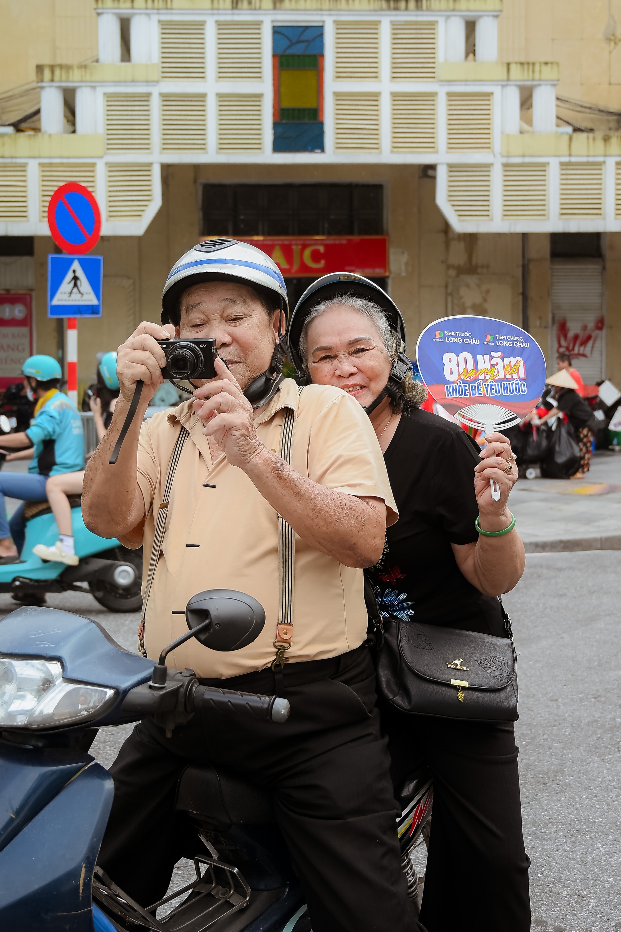 Hệ thống nhà thuốc và trung tâm tiêm chủng Long Châu đã sẵn sàng đồng hành cùng 5 trạm khách A80: Tiếp sức cho người dân trong ngày đại lễ- Ảnh 2.