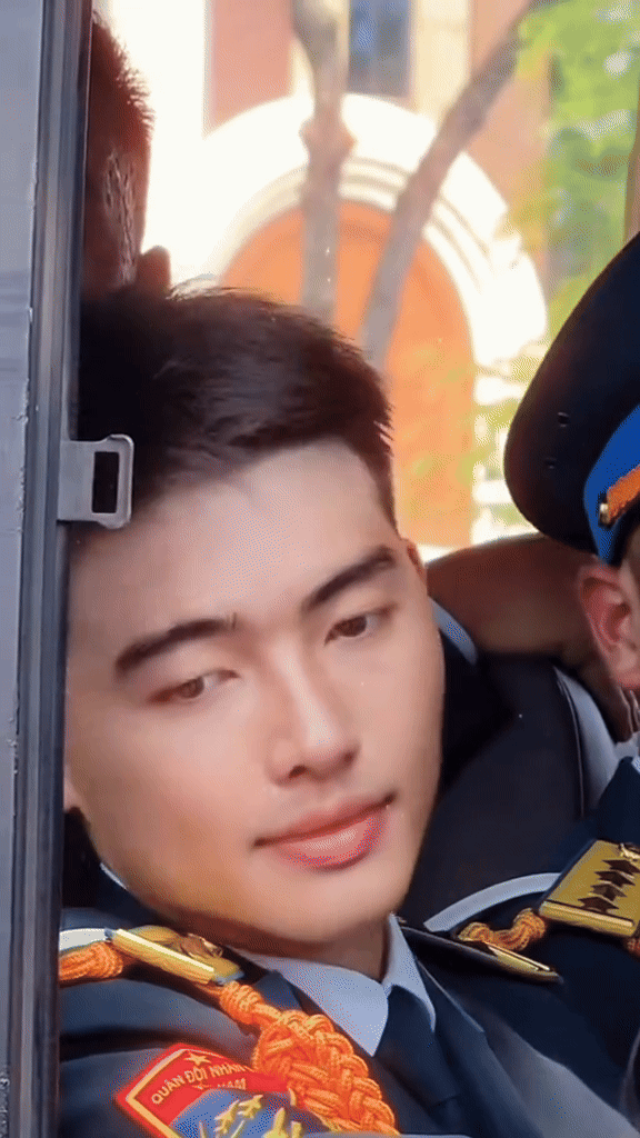 Cực phẩm hội tụ: Khối trưởng điển trai A80 nắm tay người yêu đến chụp ảnh cùng Duy Mạnh - Quỳnh Anh- Ảnh 3.