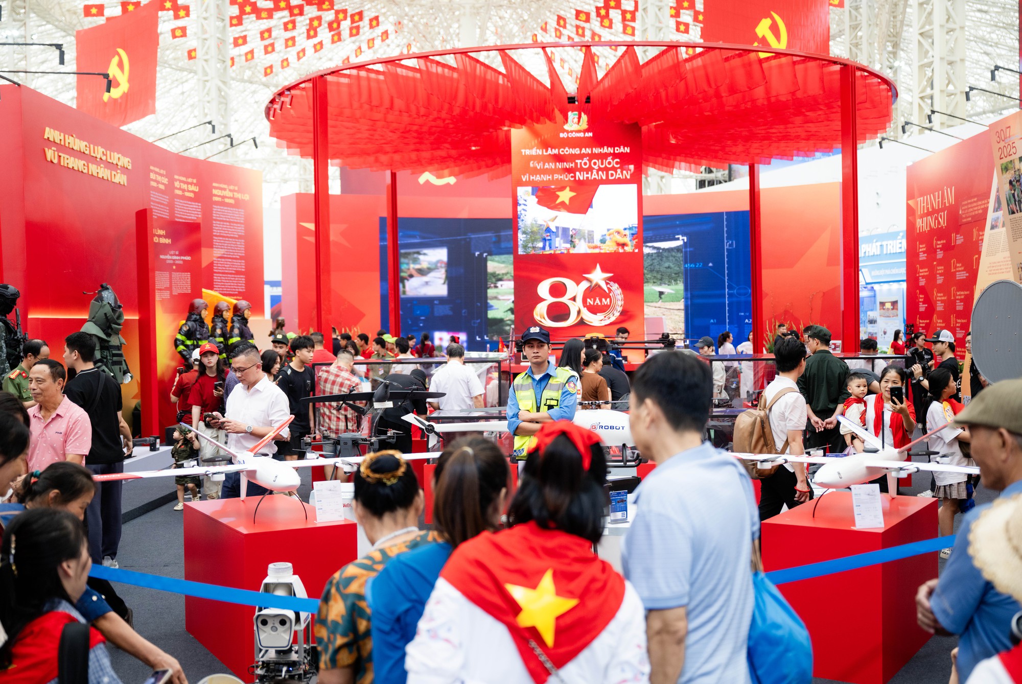 Người dân Hà Nội háo hức ngắm nhìn, "bắt tay" chó robot: Công nghệ tương lai xuất hiện ngay giữa Thủ đô- Ảnh 1. Người dân Hà Nội háo hức ngắm nhìn, "bắt tay" chó robot: Công nghệ tương lai xuất hiện ngay giữa Thủ đô- Ảnh 1.