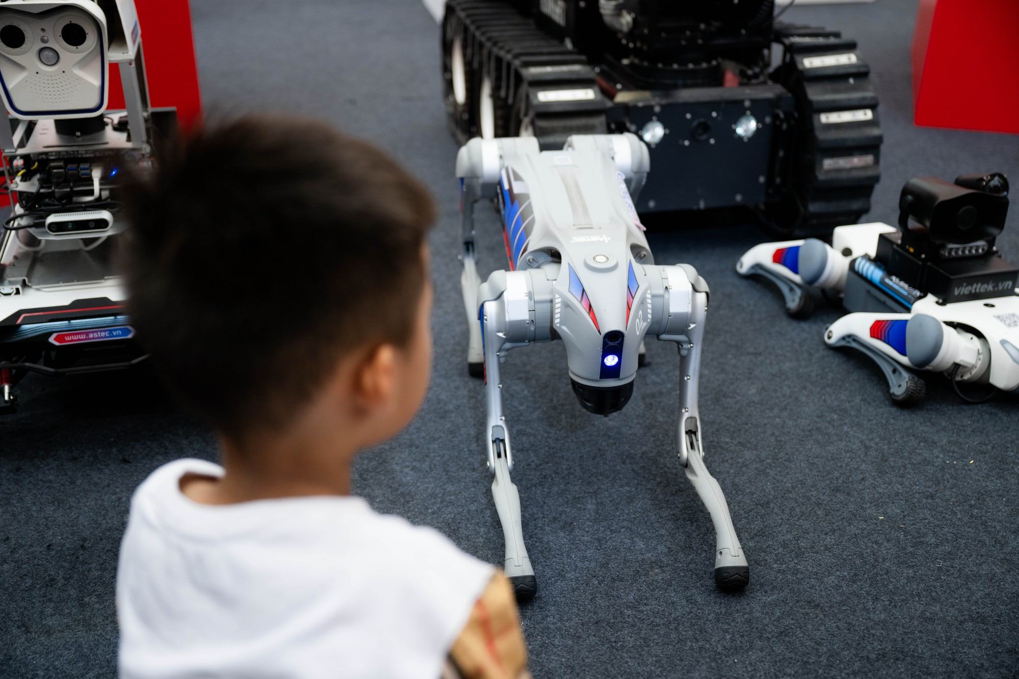 Người dân Hà Nội háo hức ngắm nhìn, "bắt tay" chó robot: Công nghệ tương lai xuất hiện ngay giữa Thủ đô- Ảnh 8. Người dân Hà Nội háo hức ngắm nhìn, "bắt tay" chó robot: Công nghệ tương lai xuất hiện ngay giữa Thủ đô- Ảnh 8.