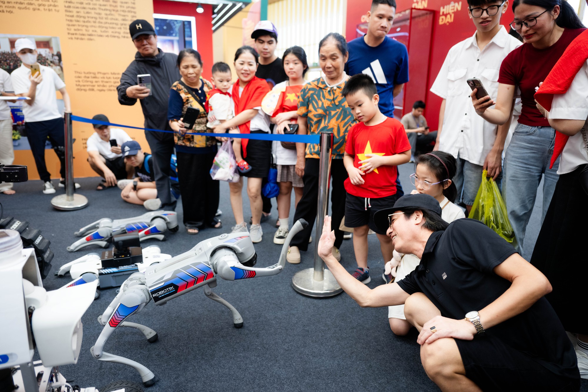 Người dân Hà Nội háo hức ngắm nhìn, "bắt tay" chó robot: Công nghệ tương lai xuất hiện ngay giữa Thủ đô- Ảnh 2. Người dân Hà Nội háo hức ngắm nhìn, "bắt tay" chó robot: Công nghệ tương lai xuất hiện ngay giữa Thủ đô- Ảnh 2.