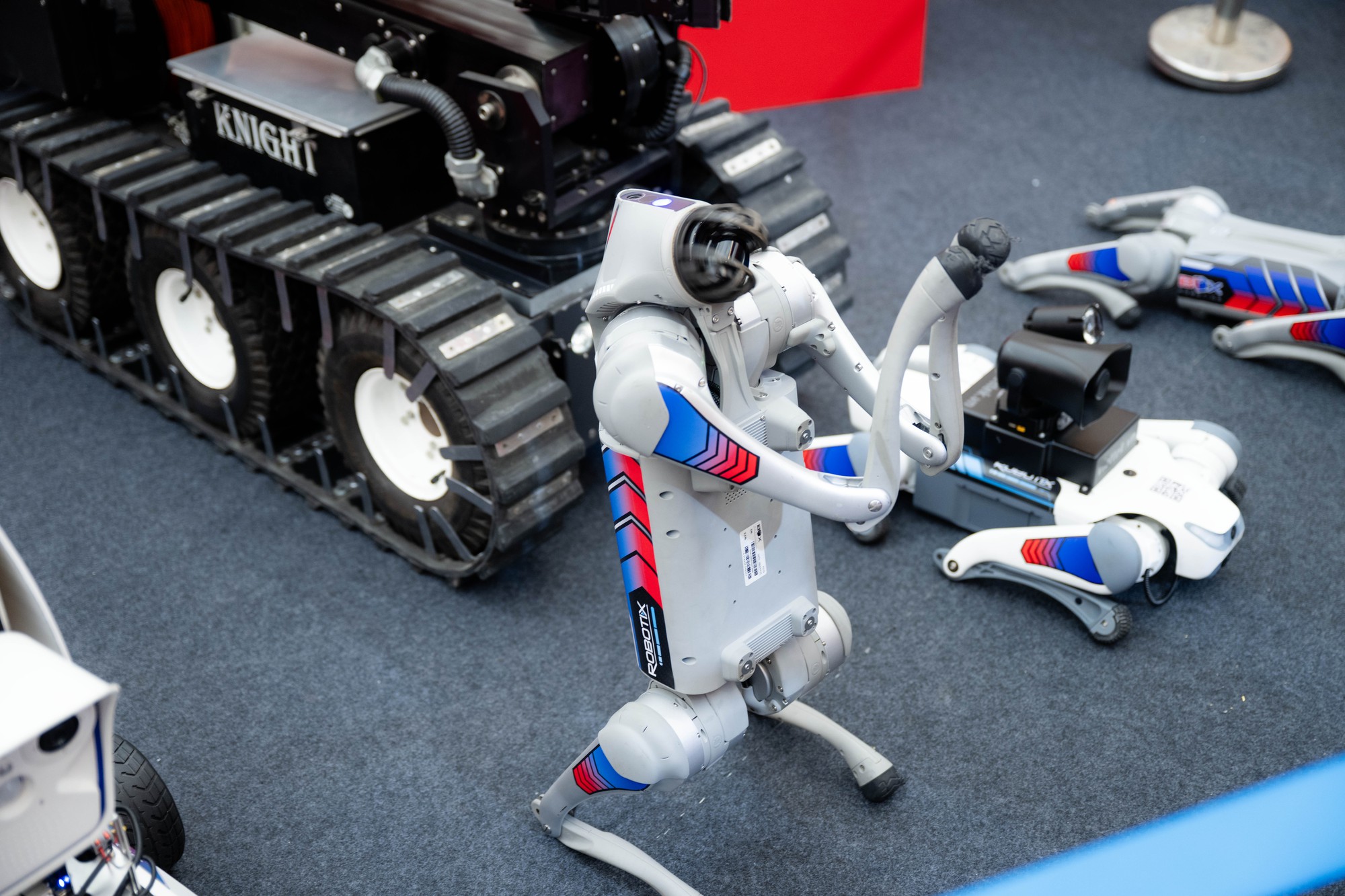 Người dân Hà Nội háo hức ngắm nhìn, "bắt tay" chó robot: Công nghệ tương lai xuất hiện ngay giữa Thủ đô- Ảnh 5. Người dân Hà Nội háo hức ngắm nhìn, "bắt tay" chó robot: Công nghệ tương lai xuất hiện ngay giữa Thủ đô- Ảnh 5.