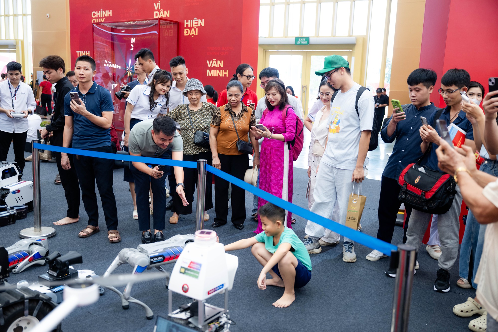 Người dân Hà Nội háo hức ngắm nhìn, "bắt tay" chó robot: Công nghệ tương lai xuất hiện ngay giữa Thủ đô- Ảnh 10. Người dân Hà Nội háo hức ngắm nhìn, "bắt tay" chó robot: Công nghệ tương lai xuất hiện ngay giữa Thủ đô- Ảnh 10.