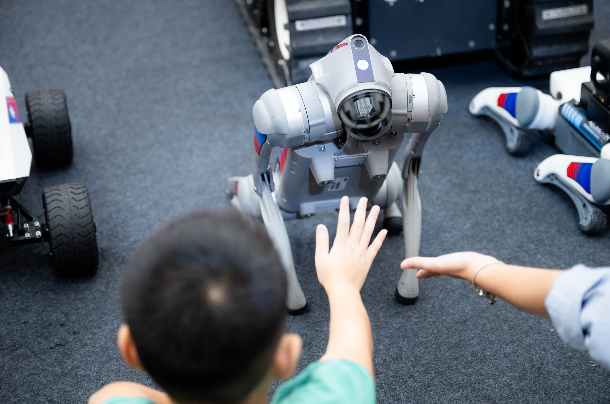 Người dân Hà Nội háo hức ngắm nhìn, "bắt tay" chó robot: Công nghệ tương lai xuất hiện ngay giữa Thủ đô- Ảnh 11. Người dân Hà Nội háo hức ngắm nhìn, "bắt tay" chó robot: Công nghệ tương lai xuất hiện ngay giữa Thủ đô- Ảnh 11.