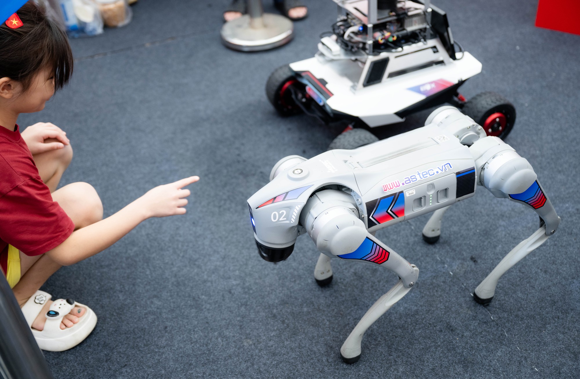 Người dân Hà Nội háo hức ngắm nhìn, "bắt tay" chó robot: Công nghệ tương lai xuất hiện ngay giữa Thủ đô- Ảnh 13. Người dân Hà Nội háo hức ngắm nhìn, "bắt tay" chó robot: Công nghệ tương lai xuất hiện ngay giữa Thủ đô- Ảnh 13.