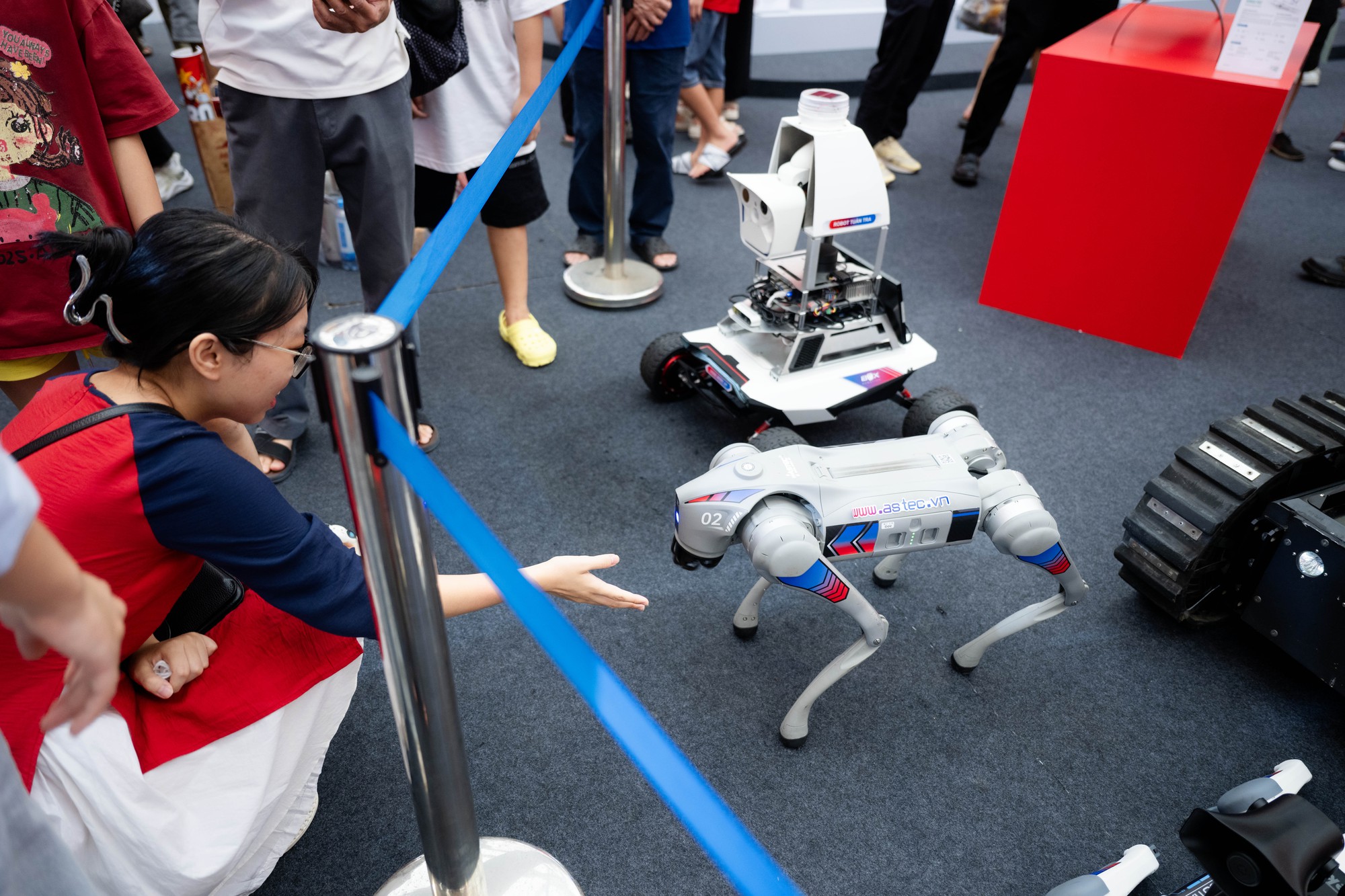 Người dân Hà Nội háo hức ngắm nhìn, "bắt tay" chó robot: Công nghệ tương lai xuất hiện ngay giữa Thủ đô- Ảnh 12. Người dân Hà Nội háo hức ngắm nhìn, "bắt tay" chó robot: Công nghệ tương lai xuất hiện ngay giữa Thủ đô- Ảnh 12.