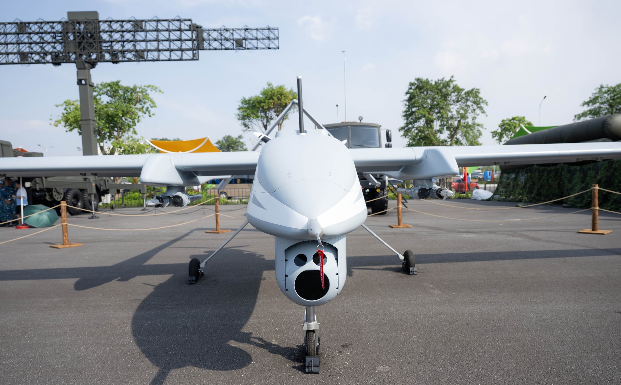 Lần đầu tiên Việt Nam công bố UAV mang được cả tên lửa, bay hơn 24 giờ- Ảnh 8. Lần đầu tiên Việt Nam công bố UAV mang được cả tên lửa, bay hơn 24 giờ- Ảnh 8.