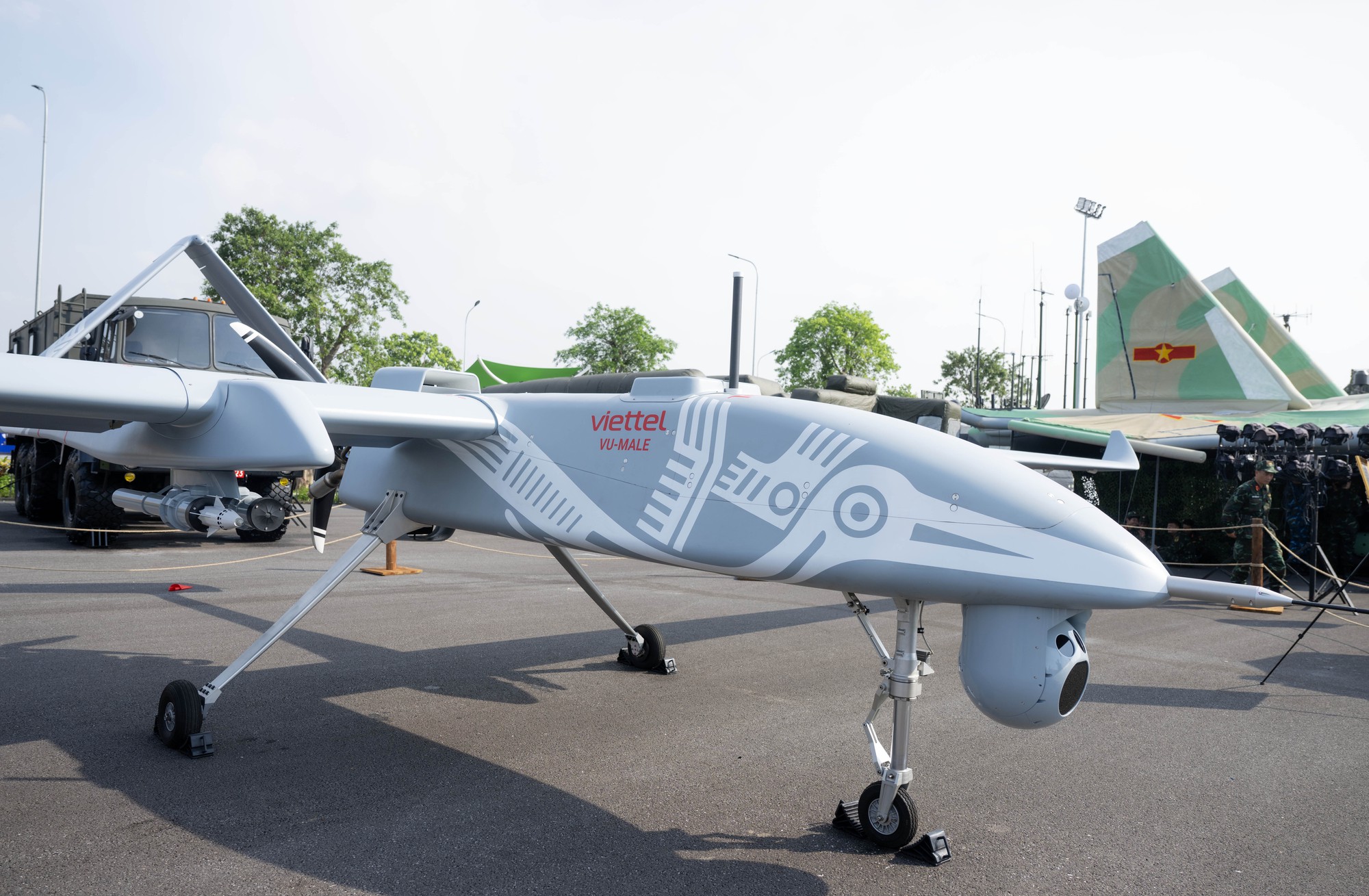 Lần đầu tiên Việt Nam công bố UAV mang được cả tên lửa, bay hơn 24 giờ- Ảnh 4. Lần đầu tiên Việt Nam công bố UAV mang được cả tên lửa, bay hơn 24 giờ- Ảnh 4.