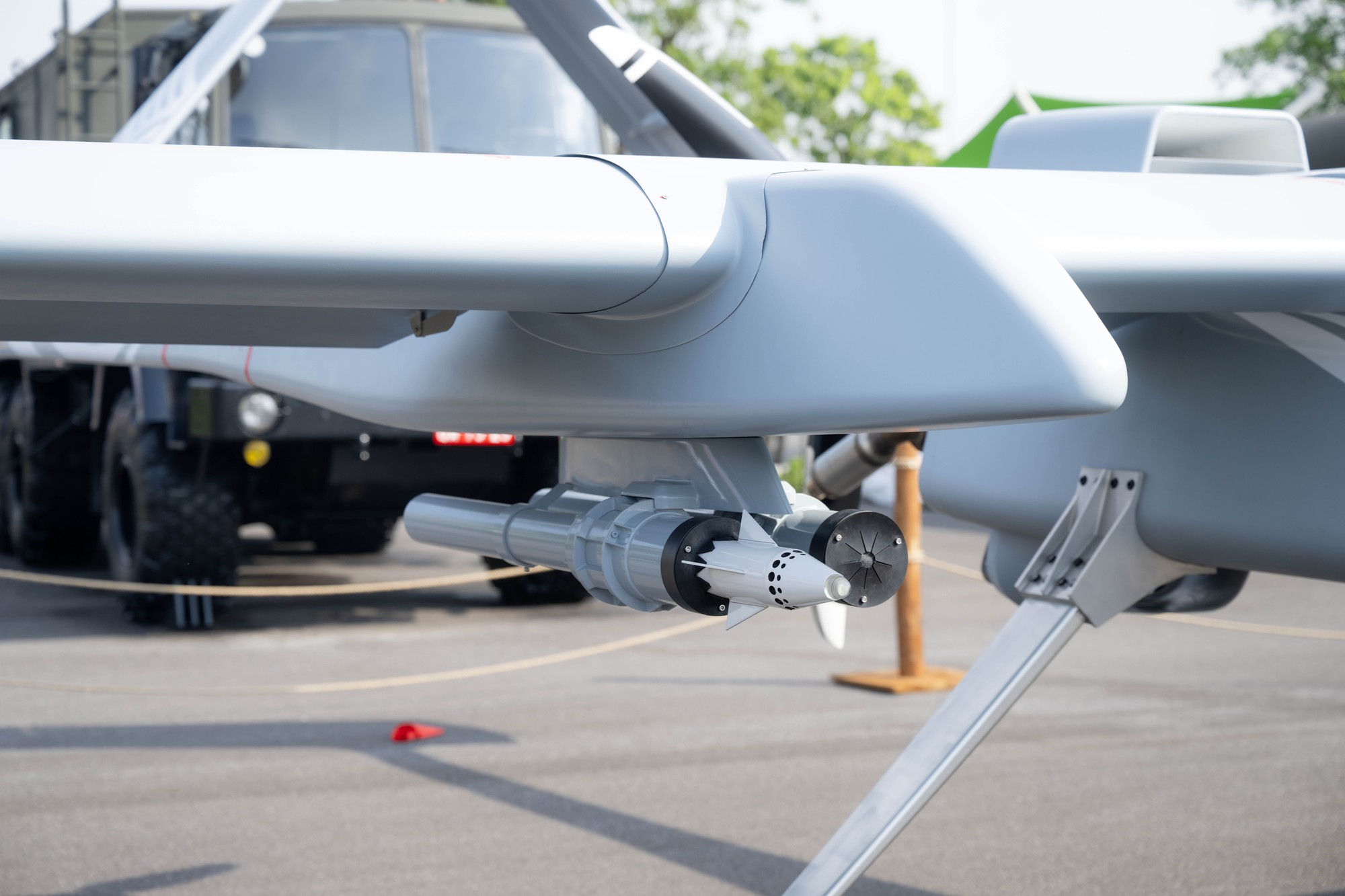 Lần đầu tiên Việt Nam công bố UAV mang được cả tên lửa, bay hơn 24 giờ- Ảnh 6. Lần đầu tiên Việt Nam công bố UAV mang được cả tên lửa, bay hơn 24 giờ- Ảnh 6.