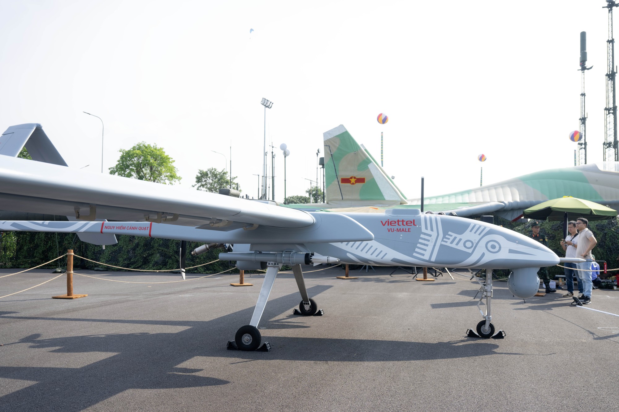 Lần đầu tiên Việt Nam công bố UAV mang được cả tên lửa, bay hơn 24 giờ- Ảnh 5. Lần đầu tiên Việt Nam công bố UAV mang được cả tên lửa, bay hơn 24 giờ- Ảnh 5.