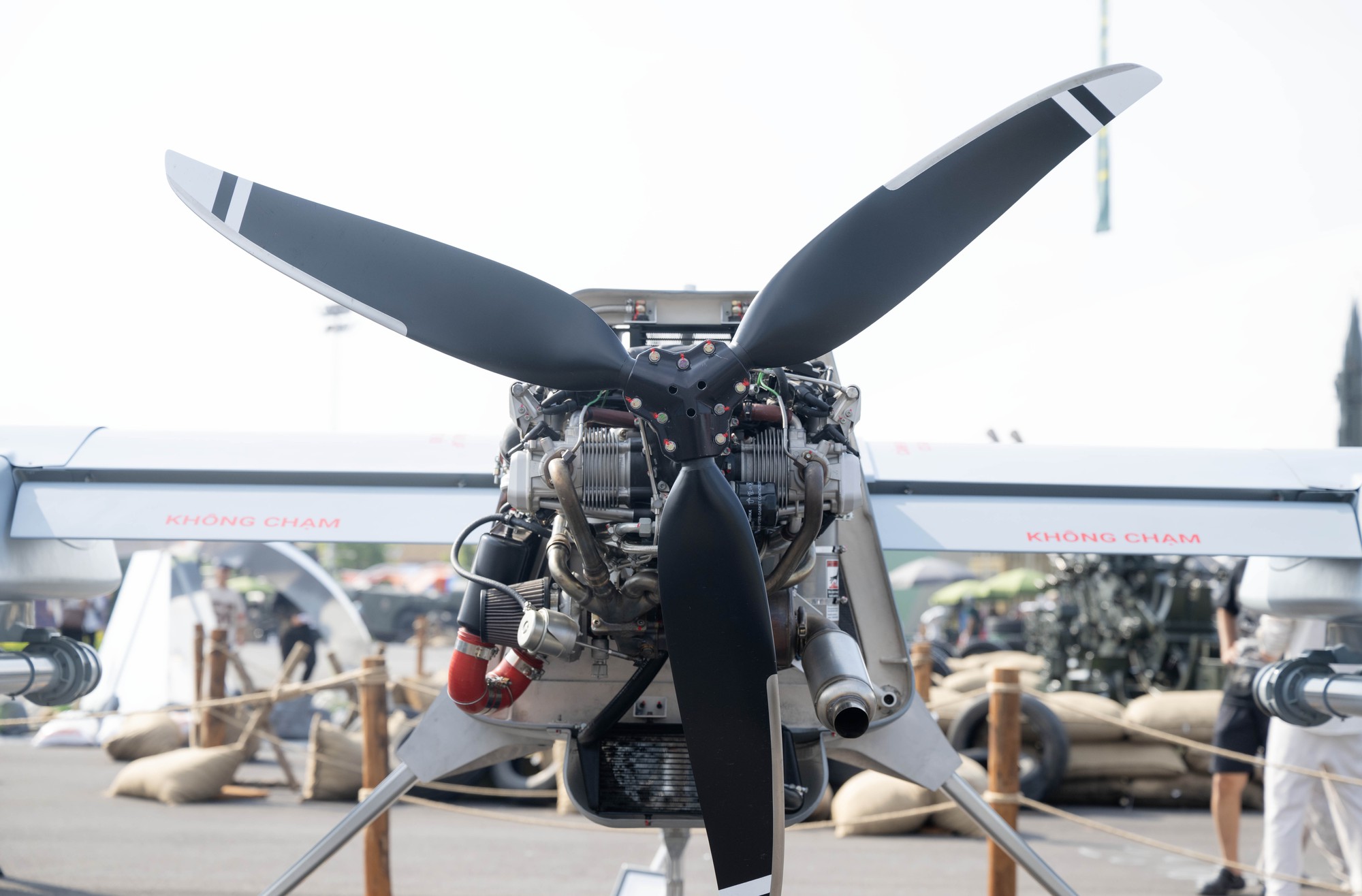 Lần đầu tiên Việt Nam công bố UAV mang được cả tên lửa, bay hơn 24 giờ- Ảnh 10. Lần đầu tiên Việt Nam công bố UAV mang được cả tên lửa, bay hơn 24 giờ- Ảnh 10.