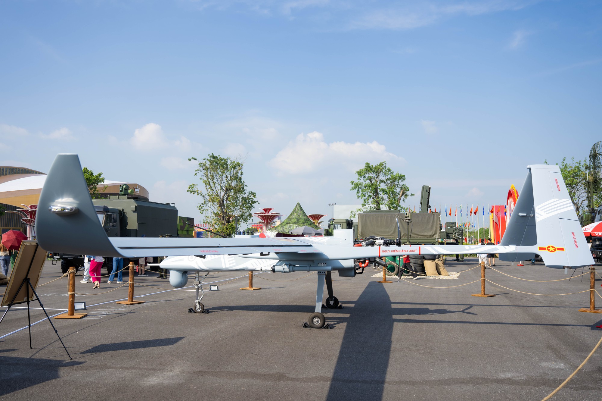 Lần đầu tiên Việt Nam công bố UAV mang được cả tên lửa, bay hơn 24 giờ- Ảnh 9. Lần đầu tiên Việt Nam công bố UAV mang được cả tên lửa, bay hơn 24 giờ- Ảnh 9.