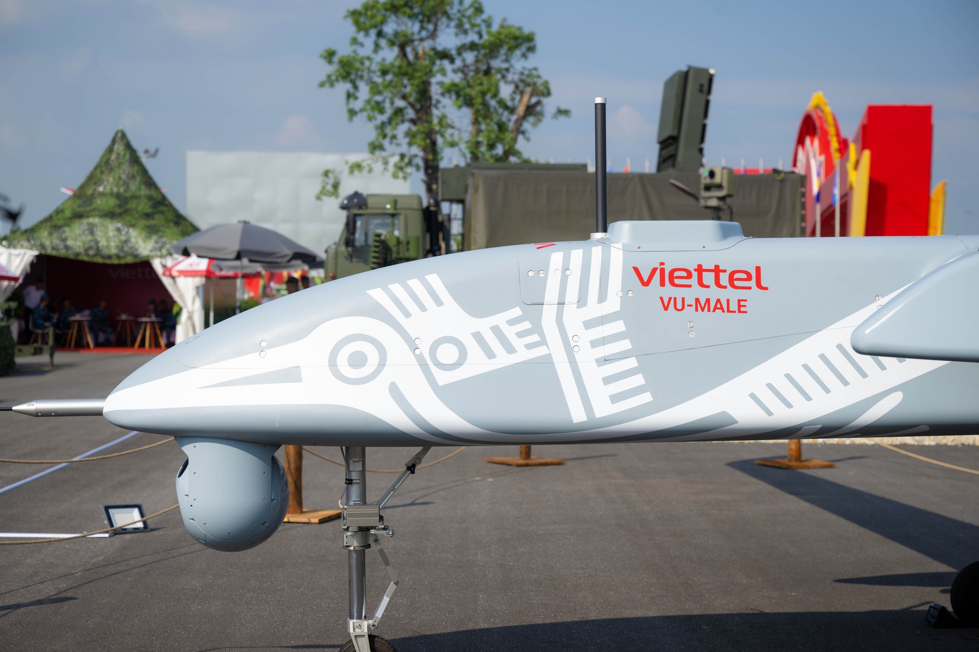 Lần đầu tiên Việt Nam công bố UAV mang được cả tên lửa, bay hơn 24 giờ- Ảnh 2. Lần đầu tiên Việt Nam công bố UAV mang được cả tên lửa, bay hơn 24 giờ- Ảnh 2.