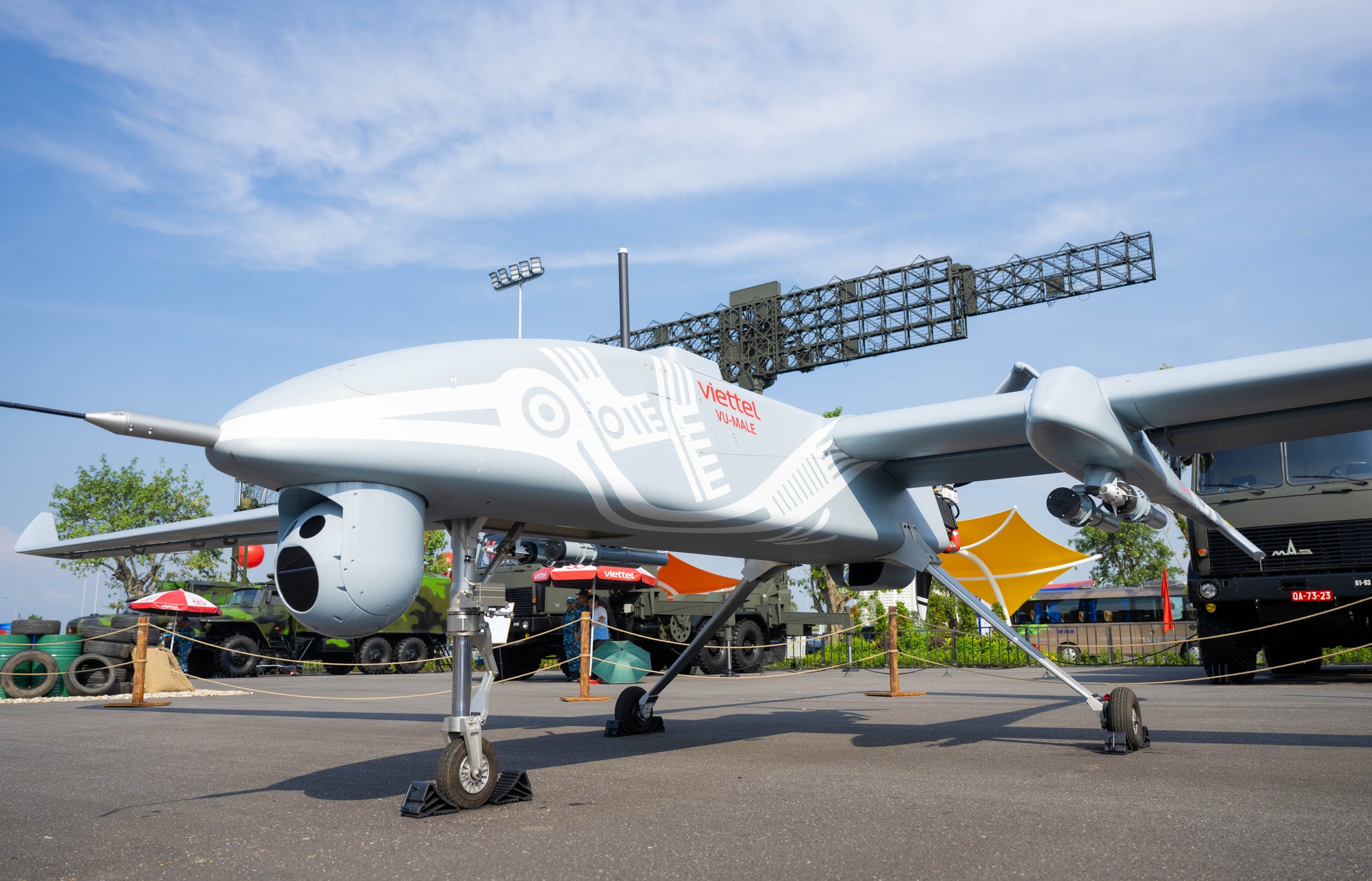 Lần đầu tiên Việt Nam công bố UAV mang được cả tên lửa, bay hơn 24 giờ- Ảnh 1. Lần đầu tiên Việt Nam công bố UAV mang được cả tên lửa, bay hơn 24 giờ- Ảnh 1.
