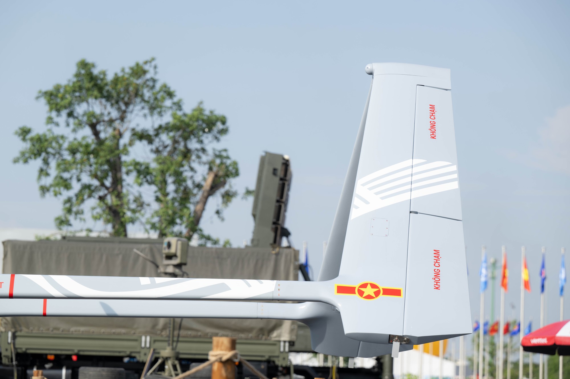 Lần đầu tiên Việt Nam công bố UAV mang được cả tên lửa, bay hơn 24 giờ- Ảnh 12. Lần đầu tiên Việt Nam công bố UAV mang được cả tên lửa, bay hơn 24 giờ- Ảnh 12.